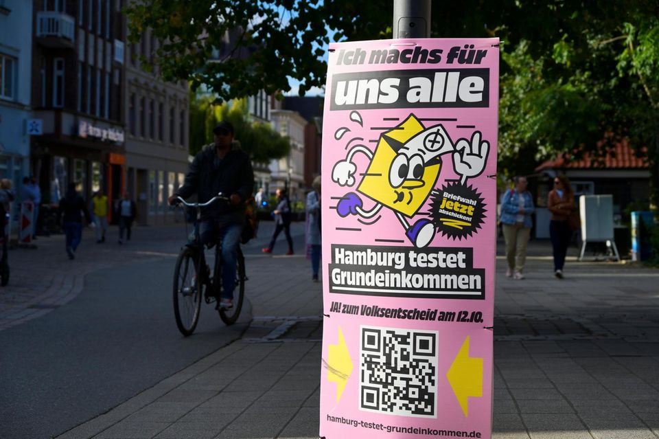 Plakatwerbung für den Volksentscheid in Hamburg zum Grundeinkommen