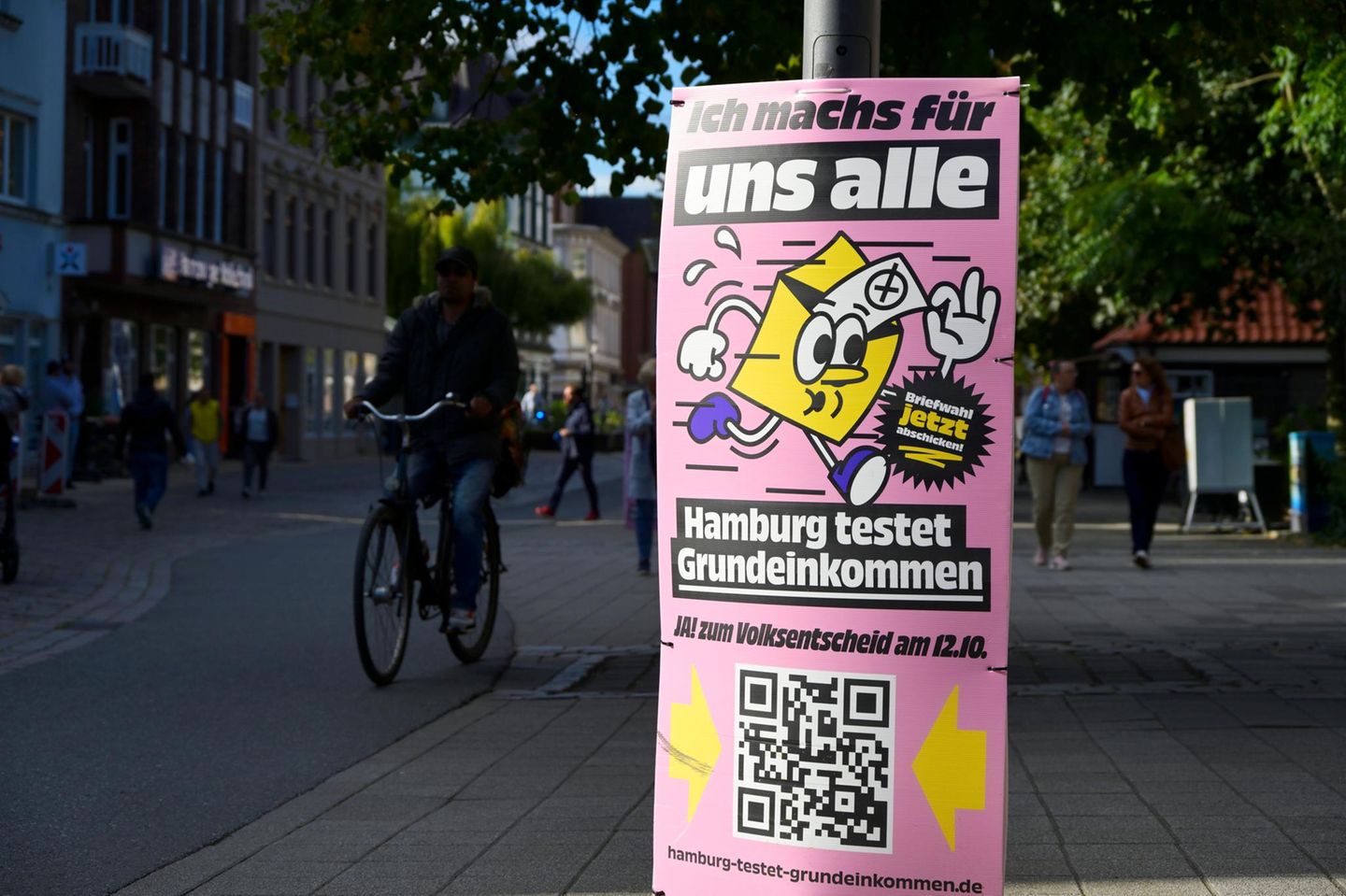 Plakatwerbung für den Volksentscheid in Hamburg zum Grundeinkommen
