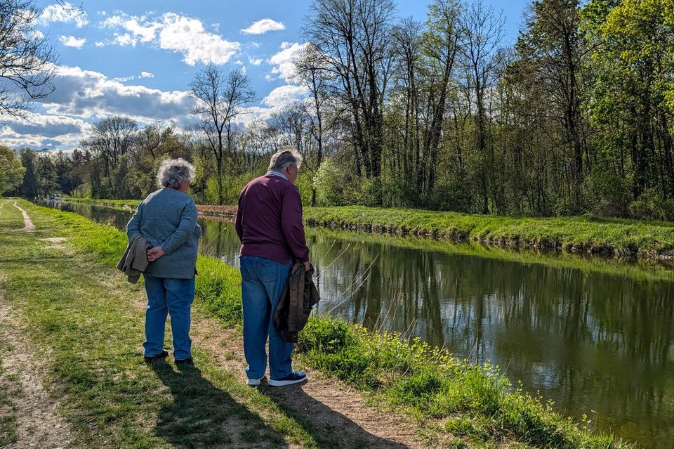 Älteres Paar an einem Fluss
