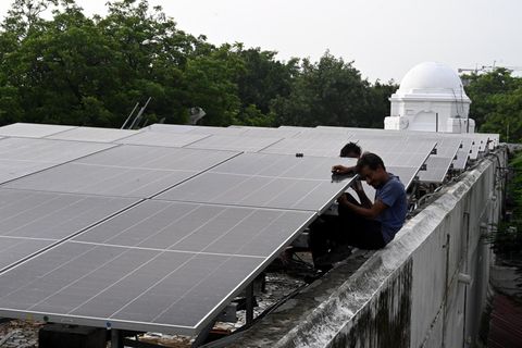 Montage von Solarpanelen im indischen Neu-Delhi