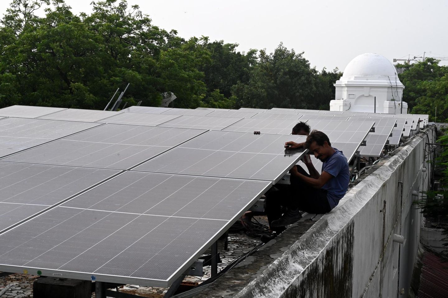 Montage von Solarpanelen im indischen Neu-Delhi
