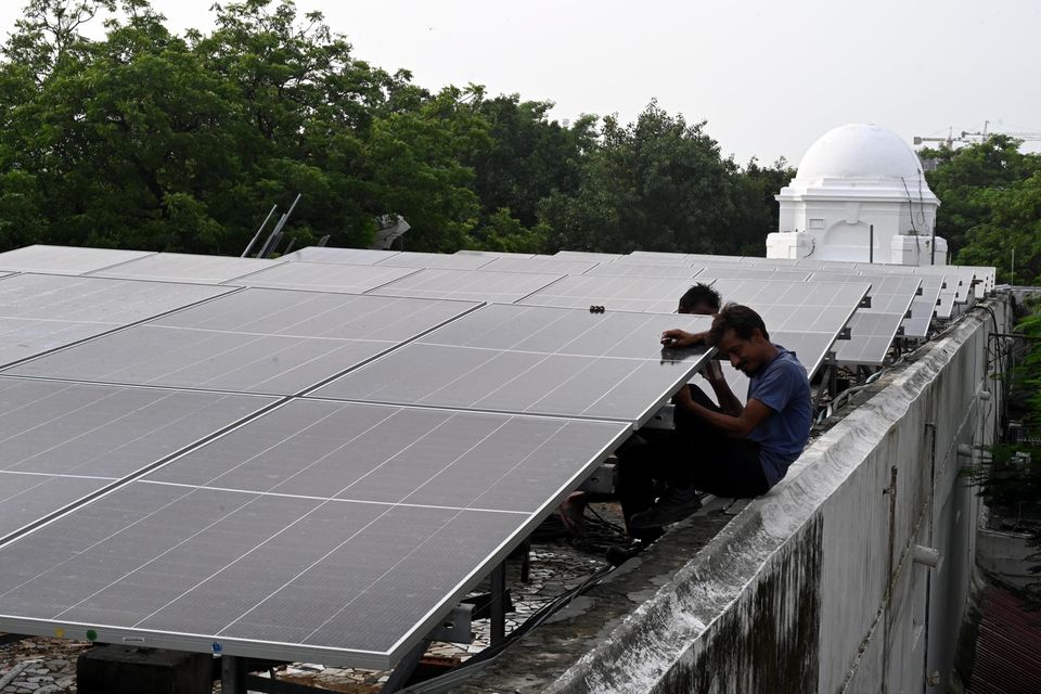 Montage von Solarpanelen im indischen Neu-Delhi