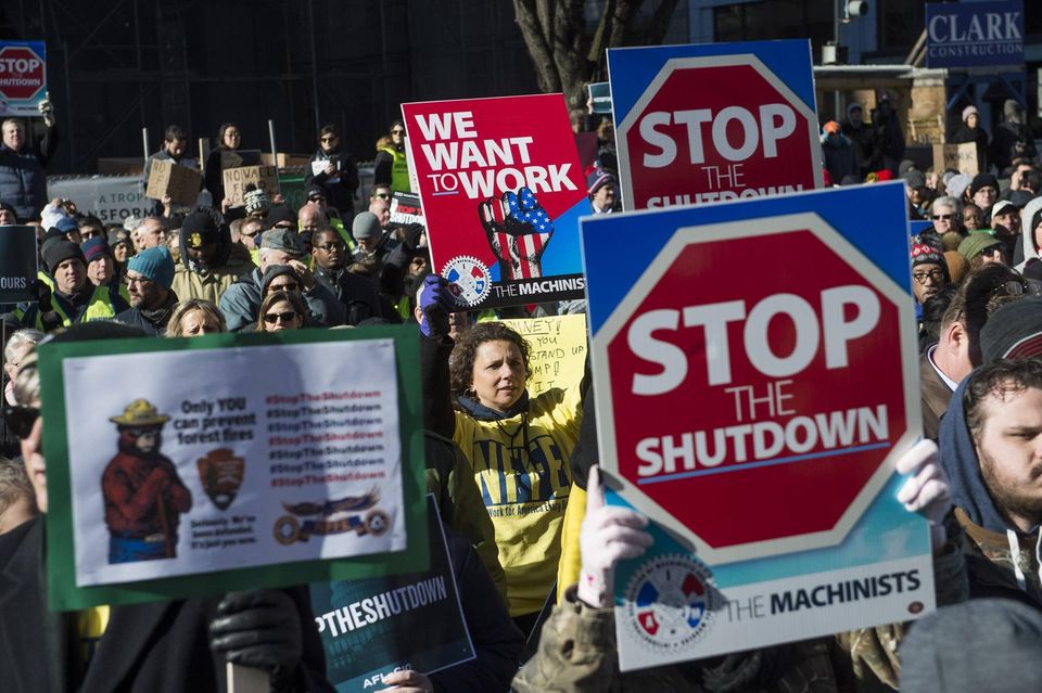 Demonstranten fordern ein Anfang 2019 ein Ende des Shutdowns