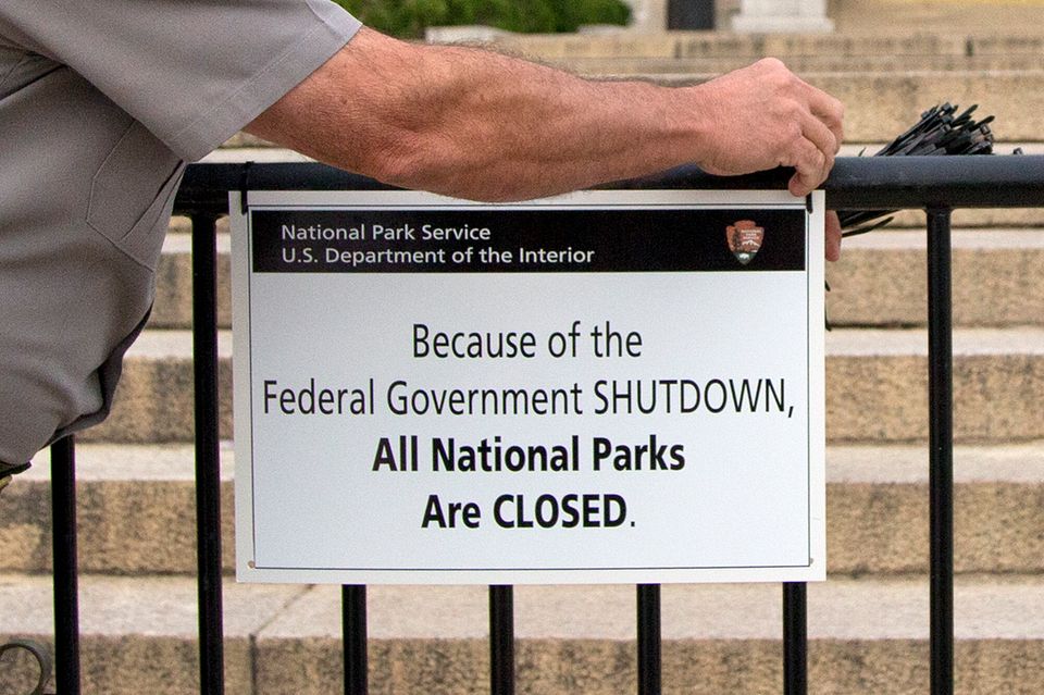 Auf einem Schild steht, dass alle Nationalparks wegen des Shutdowns geschlossen sind