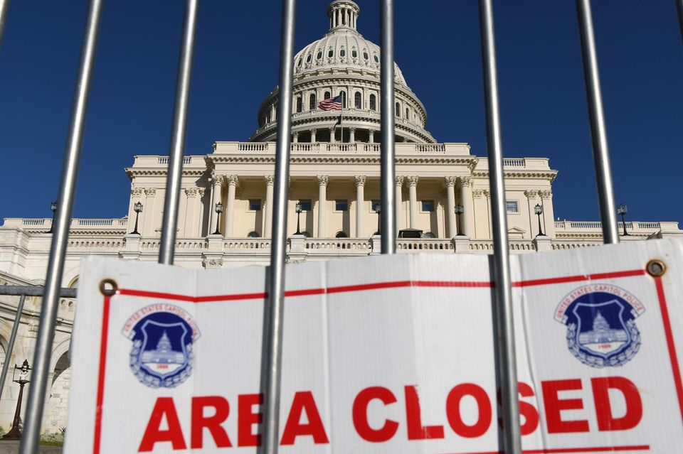 Area Closed steht auf einem Schild vor dem Capitol in Washington D.C.