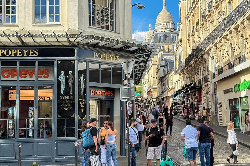 Menschen im Pariser Viertel Montmartre