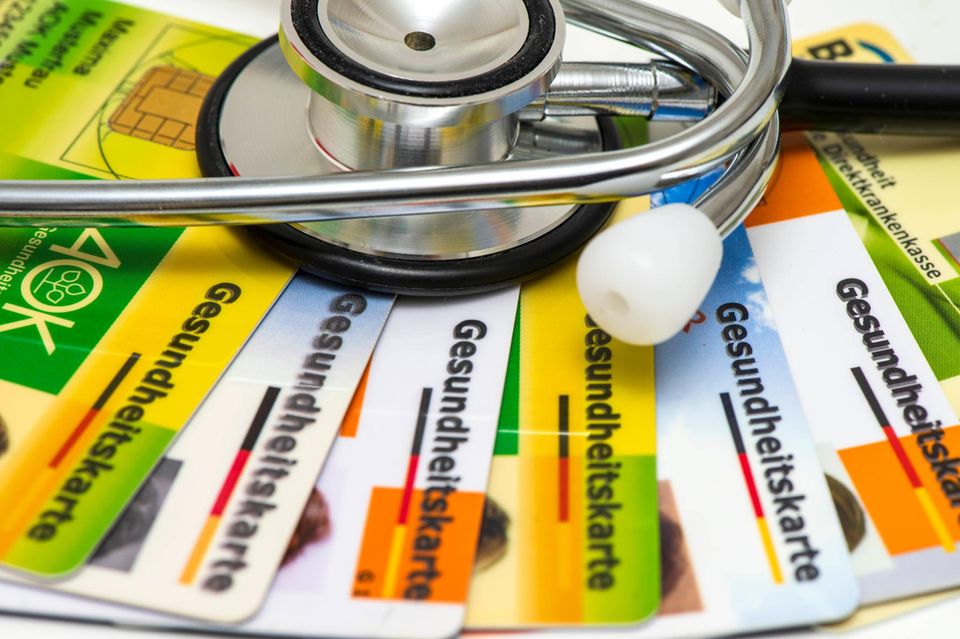 Krankenkassenkarten und Stetoskop