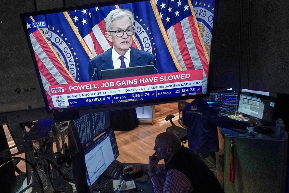 Fed-Chef Jerome Powell ist an der New Yorker Börse auf einem Bildschirm zu sehen