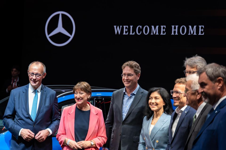 Friedrichs Merz (links, CDU) mit Vertretern der Autoindustrie bei der IAA im September
