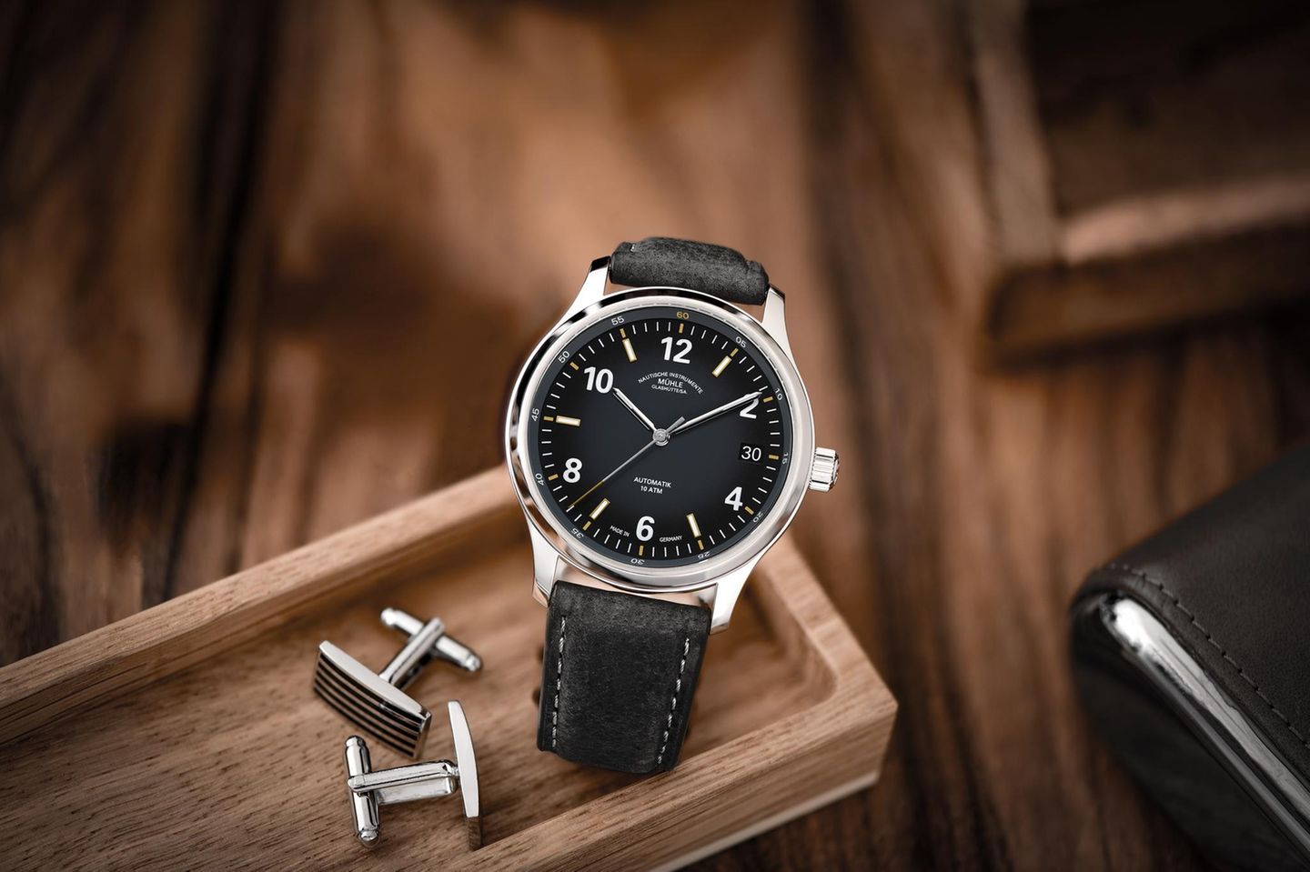 Das limitierte Sondermodell von Mühle-Glashütte und Capital ist die perfekte Uhr zum Anzug (Manschettenknöpfe nicht enthalten)