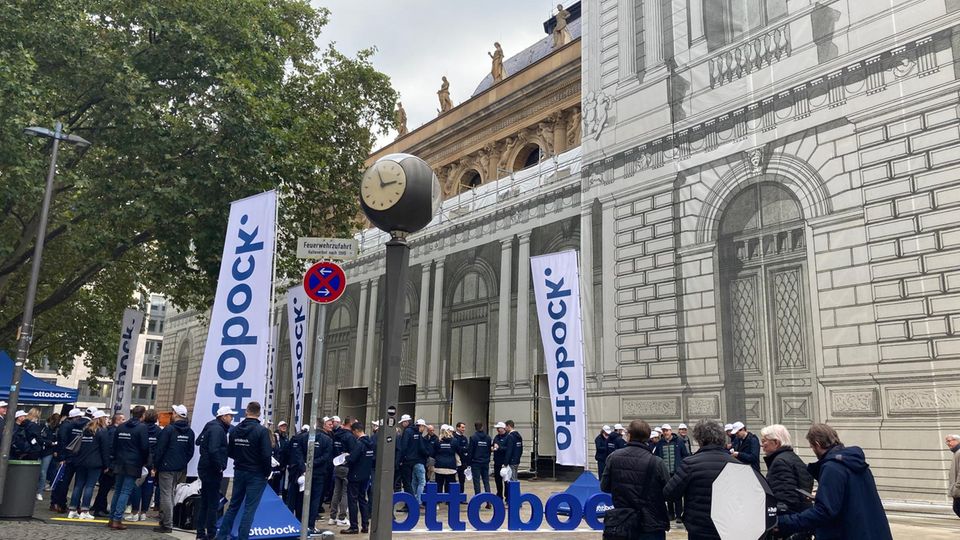 Mitarbeiterinnen und Mitarbeiter von Ottobock feiern den Börsengang vor der Frankfurter Börse