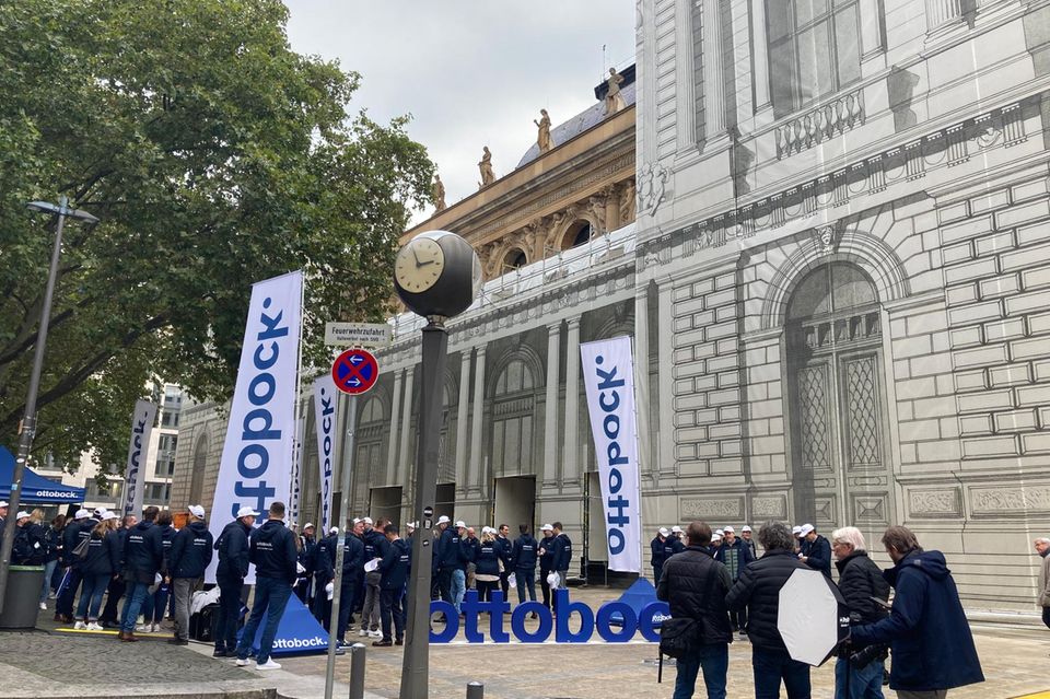 Mitarbeiterinnen und Mitarbeiter von Ottobock feiern den Börsengang vor der Frankfurter Börse
