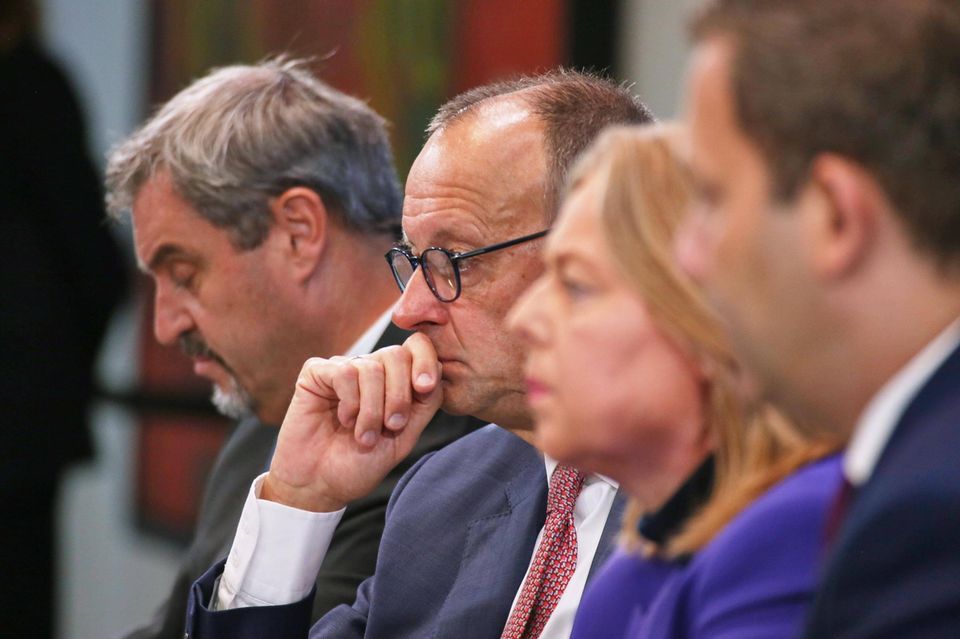 Die glorreichen Vier? Die Vorsitzenden der Koalitionsparteien um Kanzler Friedrich Merz wirken am Morgen nach dem Koalitionsausschuss wie ziemlich müde Helden