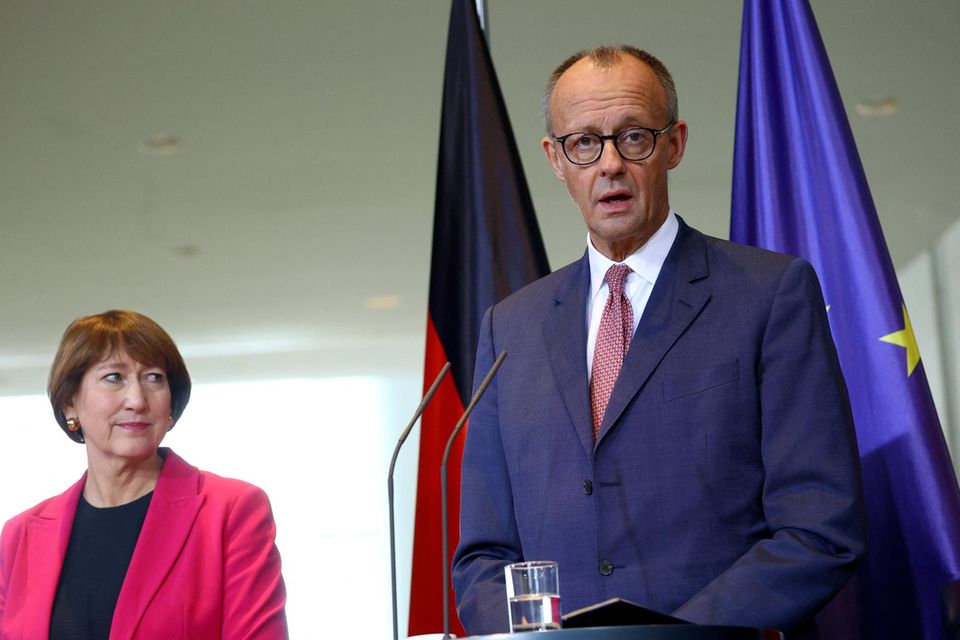 Hildegard Müller und Friedrich Merz bei einer Pressekonferenz im Kanzleramt