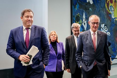 Lars Klingbeil, Bärbel Bas, Markus Söder und Friedrich Merz gehen zur Pressekonferenz