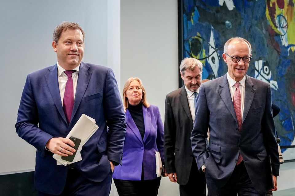 Lars Klingbeil, Bärbel Bas, Markus Söder und Friedrich Merz gehen zur Pressekonferenz