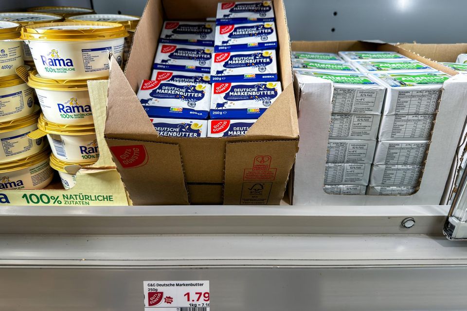 Für Butter mussten Verbraucher im Mai immer noch fast 18 Prozent mehr bezahlen als im Vorjahresmonat. Grundsätzlich hielten die großen Steigerungen der Lebensmittelpreise die Gesamtinflation hoch.