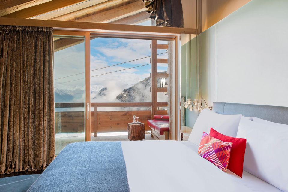 Rath checkt ein: Die Interieurs der öffentlichen Bereiche und Zimmer mixen Holz und Naturstein mit bunten Farbakzenten Die Interieurs der öffentlichen Bereiche und Zimmer mixen Holz und Naturstein mit bunten Farbakzenten