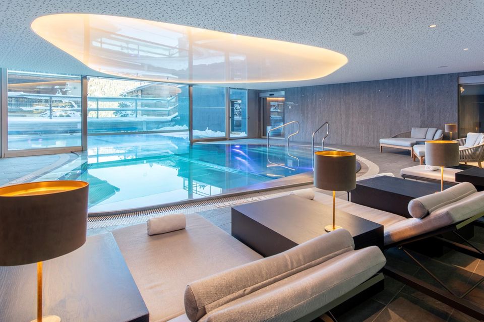 Rath checkt ein: Einer von zwei beheizten Innenpools mit umliegender Ruhezone im „Le Spa“  des „W Verbier“-Hotels Einer von zwei beheizten Innenpools mit umliegender Ruhezone im „Le Spa“  des „W Verbier“-Hotels