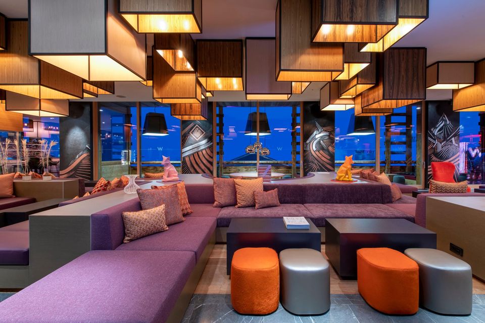 Rath checkt ein: Hinter der Chalet-Fassade gibt sich das „W Verbier“ recht funk. Wie im „Living Room“ – rund um die Uhr geöffnet für Gäste und Einheimische Hinter der Chalet-Fassade gibt sich das „W Verbier“ recht funk. Wie im „Living Room“ – rund um die Uhr geöffnet für Gäste und Einheimische