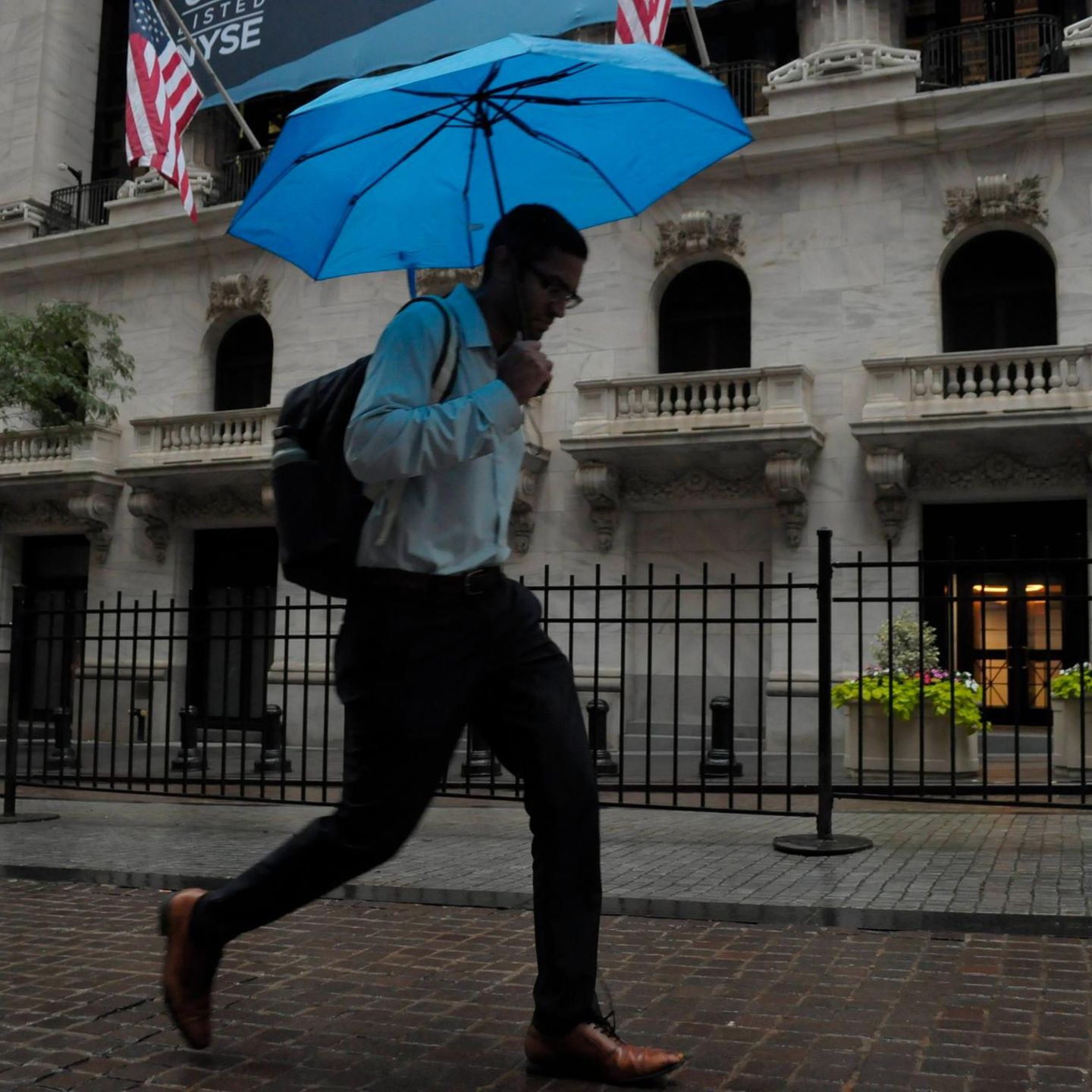 Bitcoin-Crash: Wie Anleger ihr Aktien-Depot gegen den Zollkrieg sichern -  Capital.de