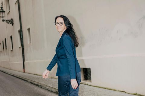 Petra Ahrens arbeitet seit mehr als 25 Jahren in der Finanzberatung und seit zehn Jahren in ihrer eigenen Vermögensverwaltung Maiestas. Mit Auftritten vor größerem Publikum hat sie sich bei Frauen einen Namen gemacht – auch in Fragen des Erbes. Außerdem kennt man sie aus dem Capital-Podcast „Aktien fürs Leben“.