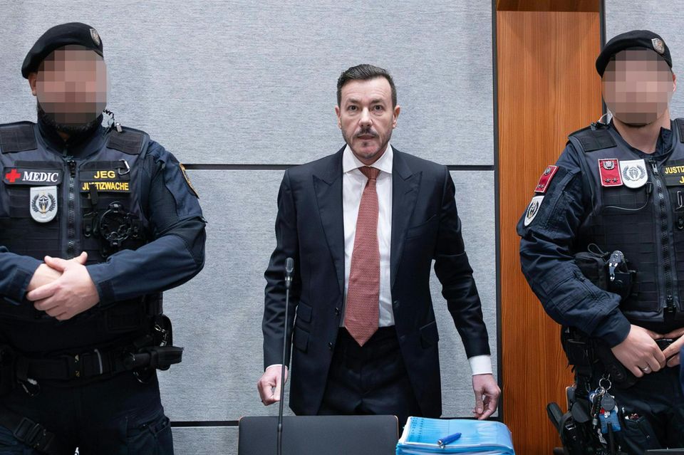 René Benko im Gerichtssaal, vor ihm ein Stapel Akten