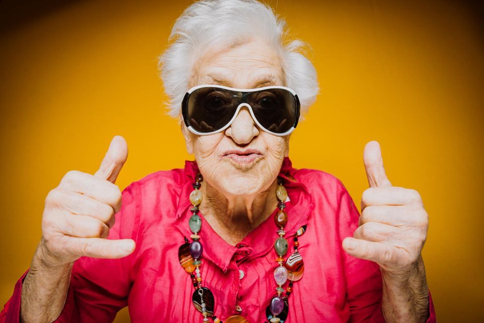 Rentenreform Symboldbild: Oma mit überdimensionaler Sonnenbrille macht Coolness-Handzeichen