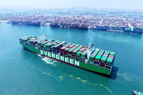 Ein Supertanker mit Frachtcontainern läuft in den Hafen von Qingdao in China ein