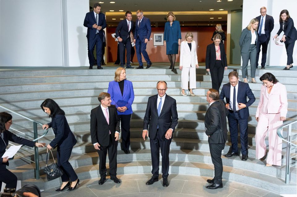 Die richtige Aufstellung gesucht: das neue Kabinett unmittelbar nach Regierungsantritt im Kanzleramt