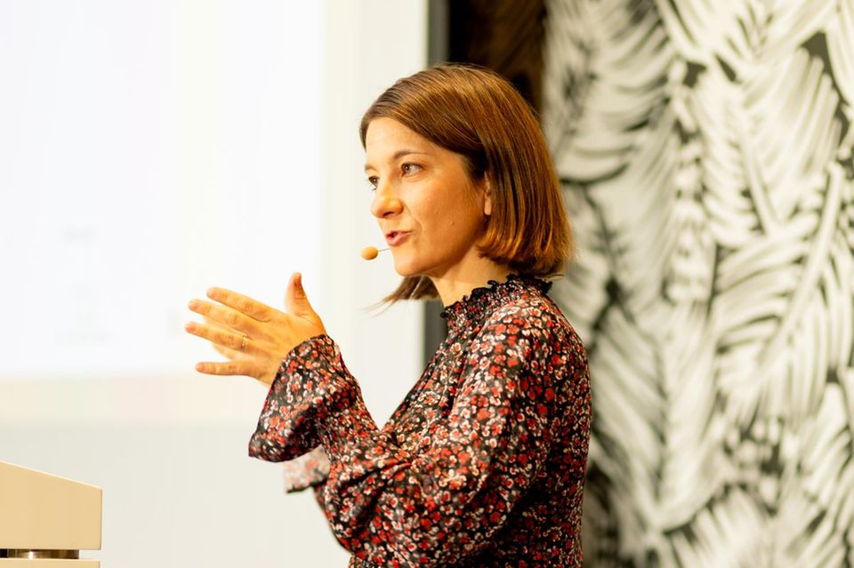 Laura von Daniels spricht beim Vermögensaufbaugipfel