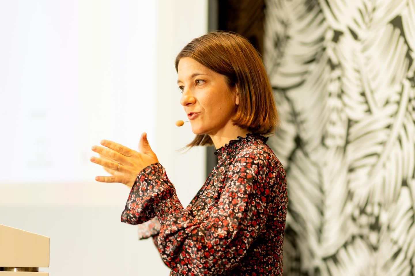 Laura von Daniels spricht beim Vermögensaufbaugipfel
