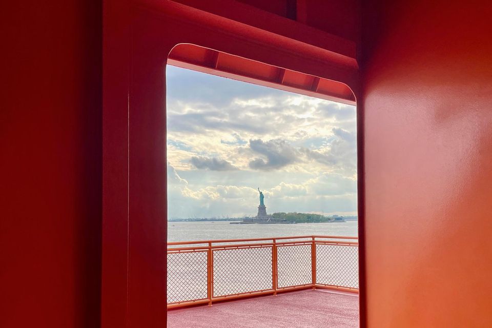 Freiheitsstatue von einem Schiff aus gesehen