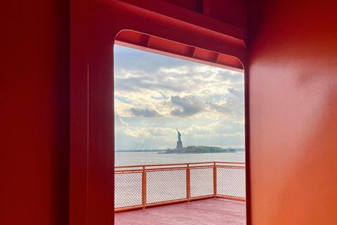 Freiheitsstatue von einem Schiff aus gesehen