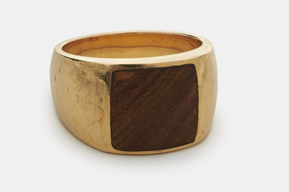Kunst: Herrenring "Rhöntisch" mit eingefasstem Stück eines alten Esstischs, angefertigt von Lorna Austin Brown für den Moderator und Buchautor Alfred Biolek Herrenring "Rhöntisch" mit eingefasstem Stück eines alten Esstischs, angefertigt von Lorna Austin Brown für den Moderator und Buchautor Alfred Biolek