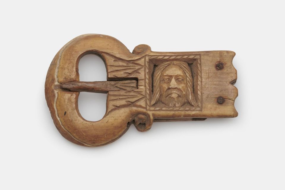 Kunst: Gürtelschnalle mit Christuskopf aus der Garderobe eines Bischofs; ursprünglich war daran ein Gürtelriemen aus Leder oder Textil befestigt Gürtelschnalle mit Christuskopf aus der Garderobe eines Bischofs; ursprünglich war daran ein Gürtelriemen aus Leder oder Textil befestigt