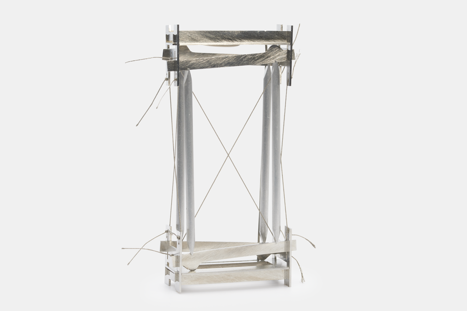 Kunst: Spannungsobjekt-Brosche des Künstlers Peter Skubic, deren Einzelteile durch gespannte Edelstahldrähte zusammengehalten werden Spannungsobjekt-Brosche des Künstlers Peter Skubic, deren Einzelteile durch gespannte Edelstahldrähte zusammengehalten werden