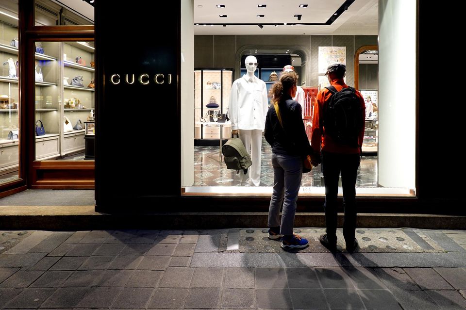 Bisher kontrollierten Marken wie Gucci streng, wer im Schlussverkauf wie viel Rabatt gab. Damit ist jetzt Schluss