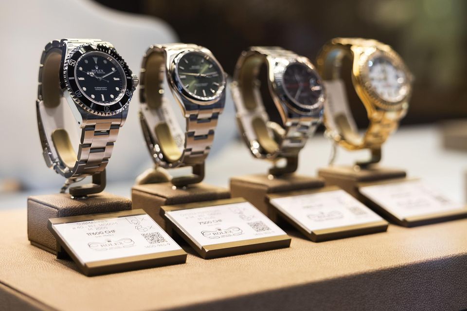 Noch hat die Uhrenmarke Rolex nicht mit Preiserhöhungen auf die US-Zölle reagiert, während die Konkurrent sie teilweise an Kunden weiterreicht