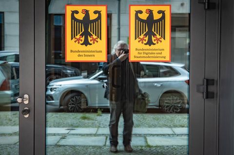 Ein Mann fotografiert den Eingang zum Digitalministerium