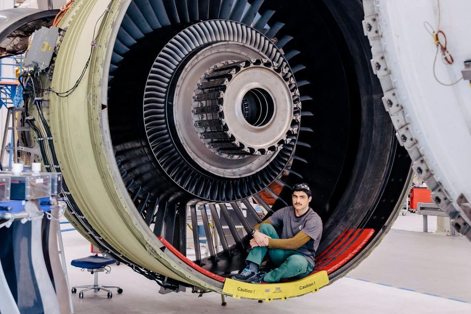 Bosch Selo macht eine Ausbildung zum Fluggerätmechaniker bei MTU Aero Engines