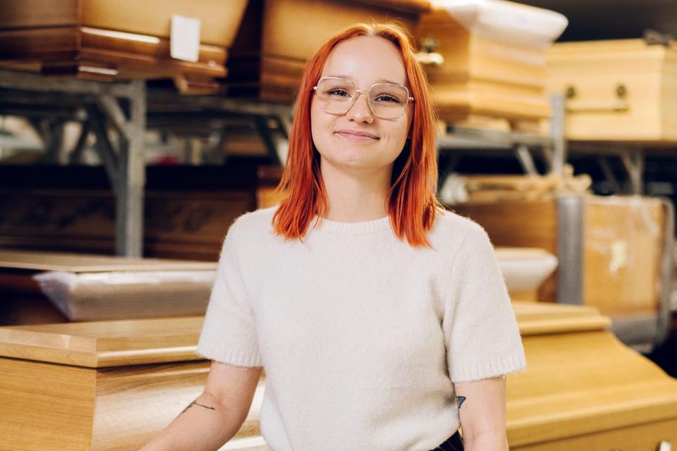 Jocelyn Zschächer steht vor Särgen