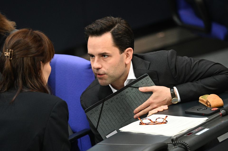 Johannes Winkel spricht im Bundestag mit einer Abgeordneten