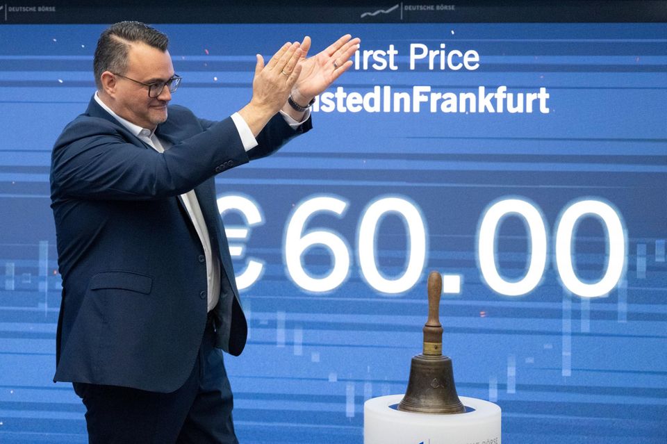 TKMS-CEO Oliver Burkhard beklatscht die Erstnotiz der Aktie seines Unternehmens