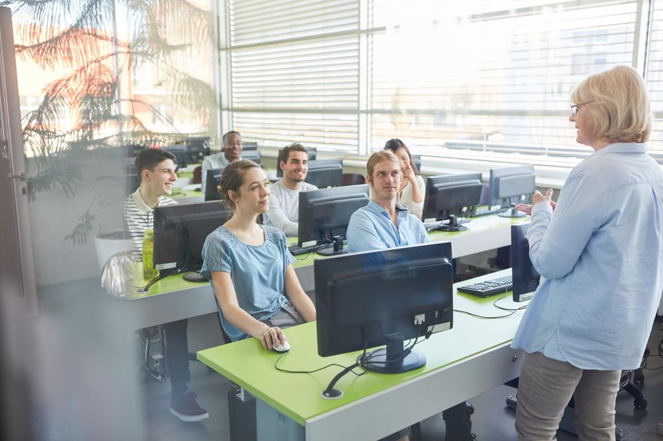 In einem Seminarraum sitzen Informatikstudenten an PCs