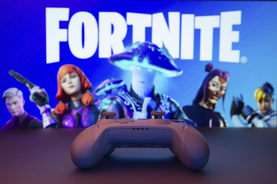 Ein Controller liegt vor einem Fortnite-Logo