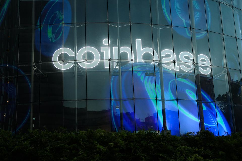 Auf einem Gebäude ist der Schriftzug von Coinbase zu sehen