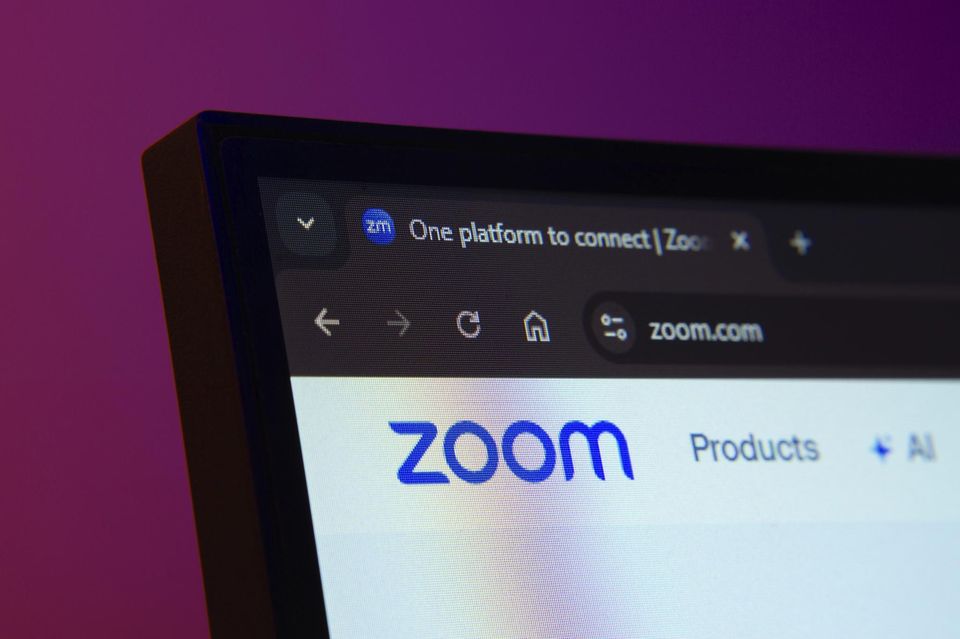 In der Ecke eines Bildschirm ist das Zoom-Logo zu sehen