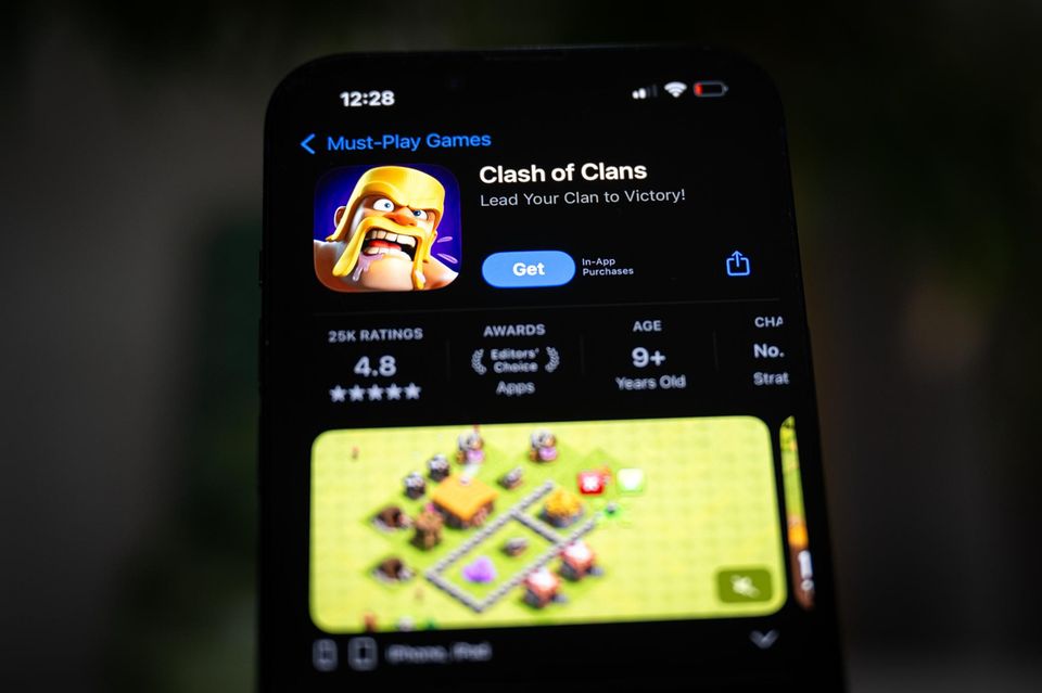 Auf einem Handybildschirm wird Clash of Clans zum Download angeboten