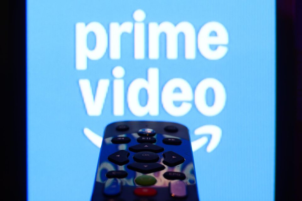 Eine Fernbedieung vor einem „Prime Video“-Logo